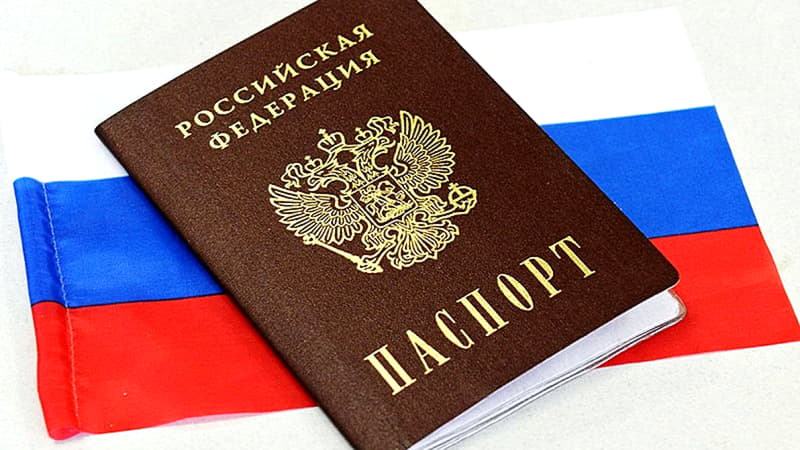 Паспорт — необходимый документ для оформления карт